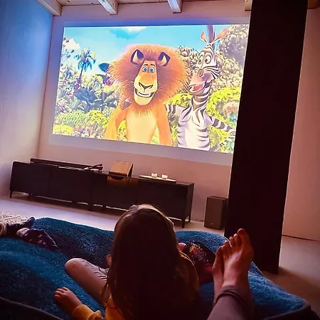 The Black House - Modern With Garden,1500m From