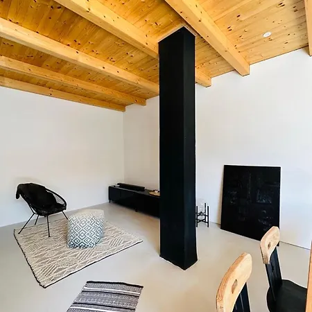 펜션 The Black House - Modern With Garden,1500m From 우마그