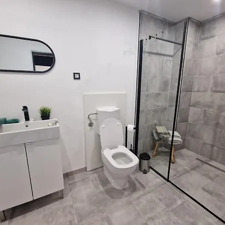 The Black House - Modern With Garden,1500m From Umag