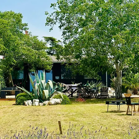 펜션 The Black House - Modern With Garden,1500m From