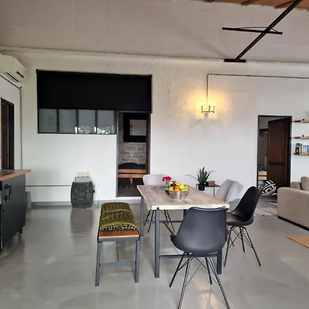 The Black House - Modern With Garden,1500m From 펜션 우마그