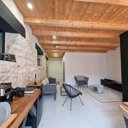 펜션 The Black House - Modern With Garden,1500m From 우마그