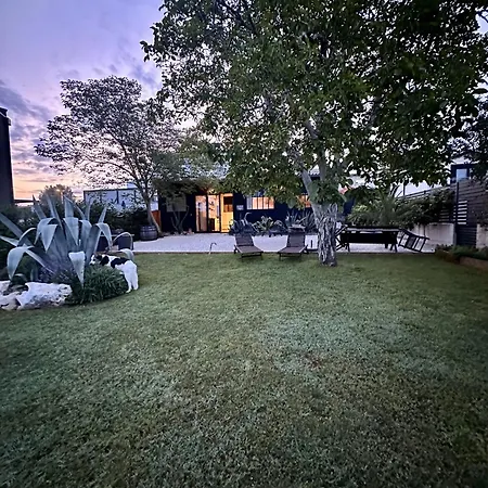 펜션 The Black House - Modern With Garden,1500m From 우마그