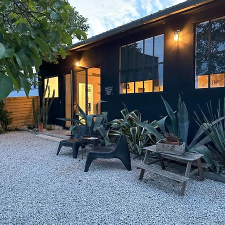 Vakantiehuis The Black House - Modern With Garden,1500m From Umag