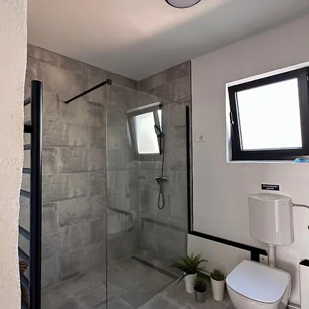 The Black House - Modern With Garden,1500m From * 우마그