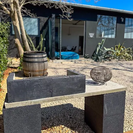 The Black House - Modern With Garden,1500m From 펜션